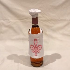 Fleur de Lis apron and hat for wine
